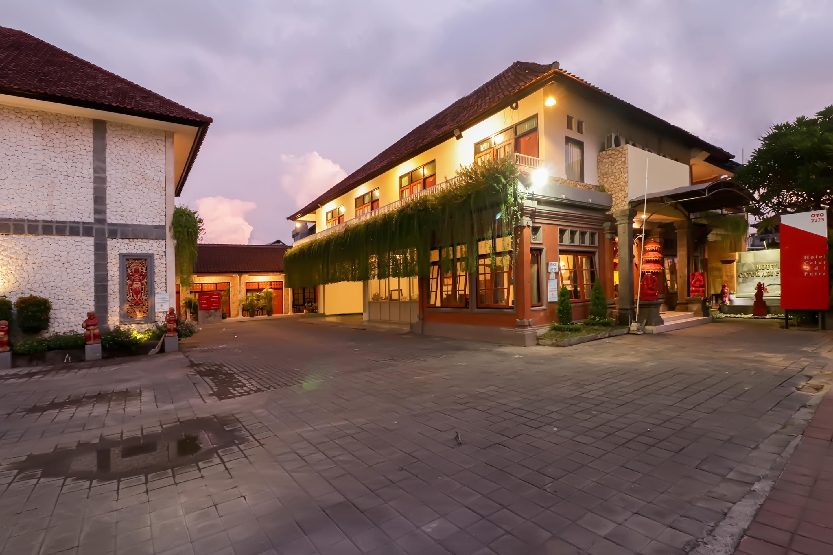 Catur Adi Putra Hotel Denpasa Buitenkant foto