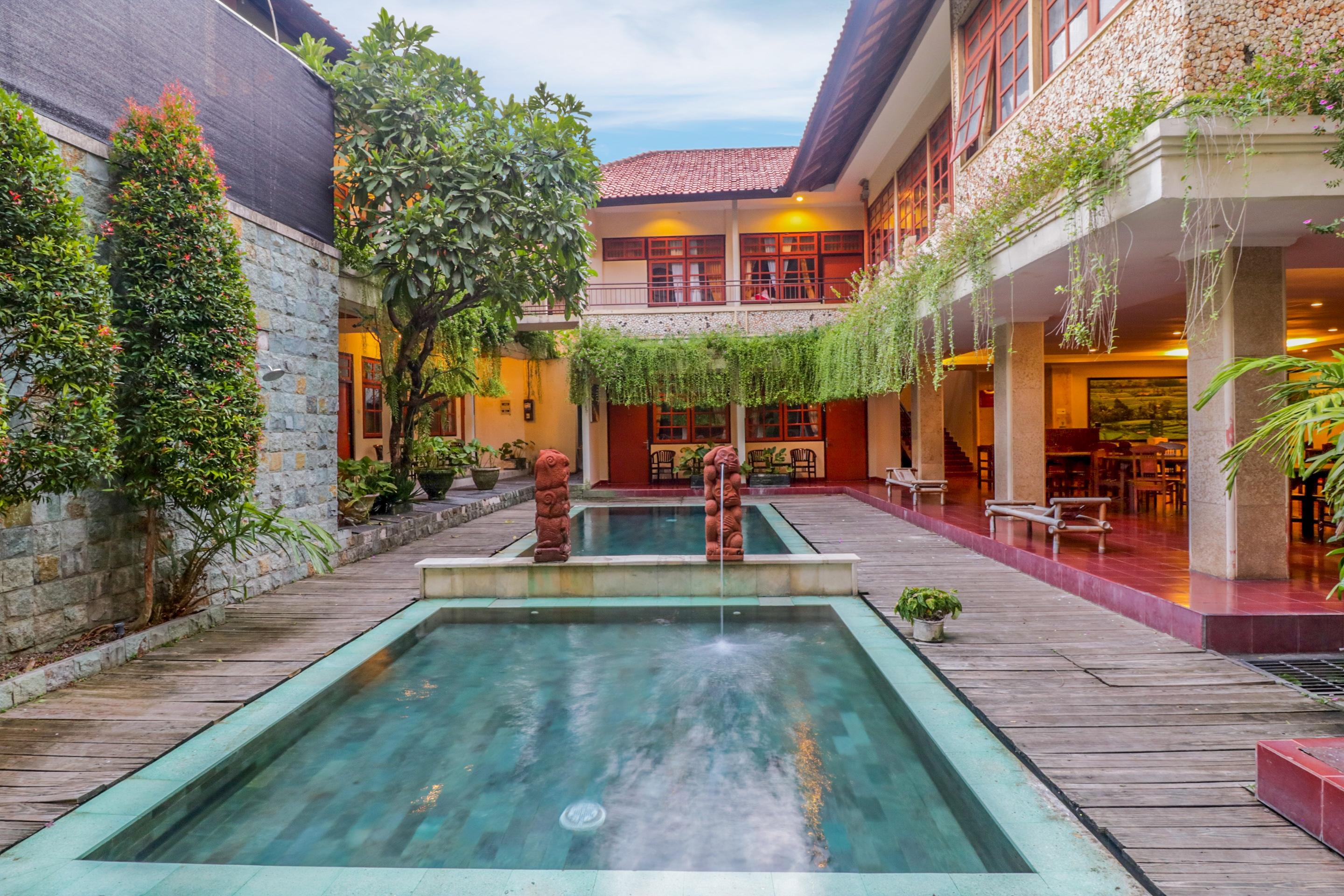 Catur Adi Putra Hotel Denpasa Buitenkant foto