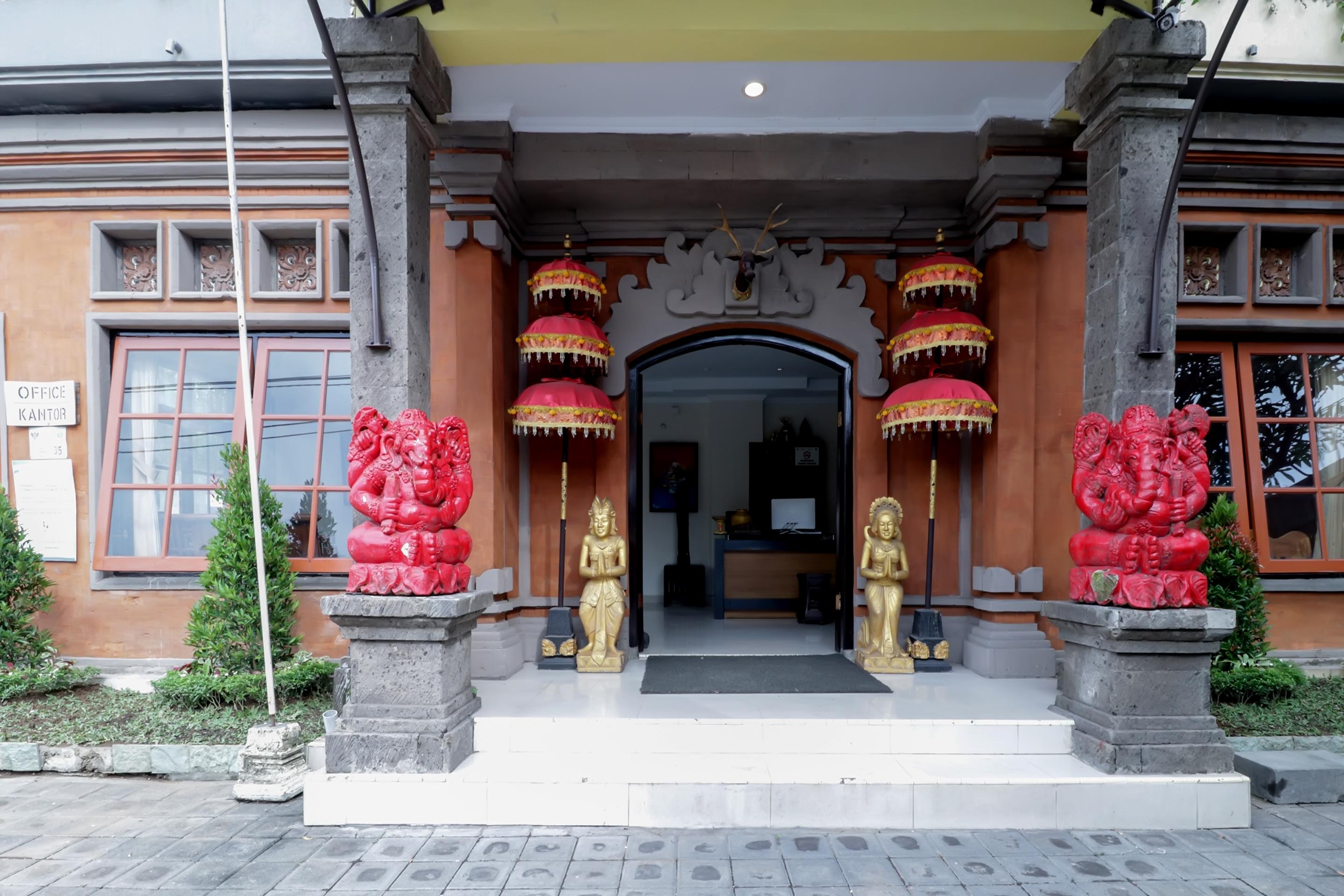 Catur Adi Putra Hotel Denpasa Buitenkant foto