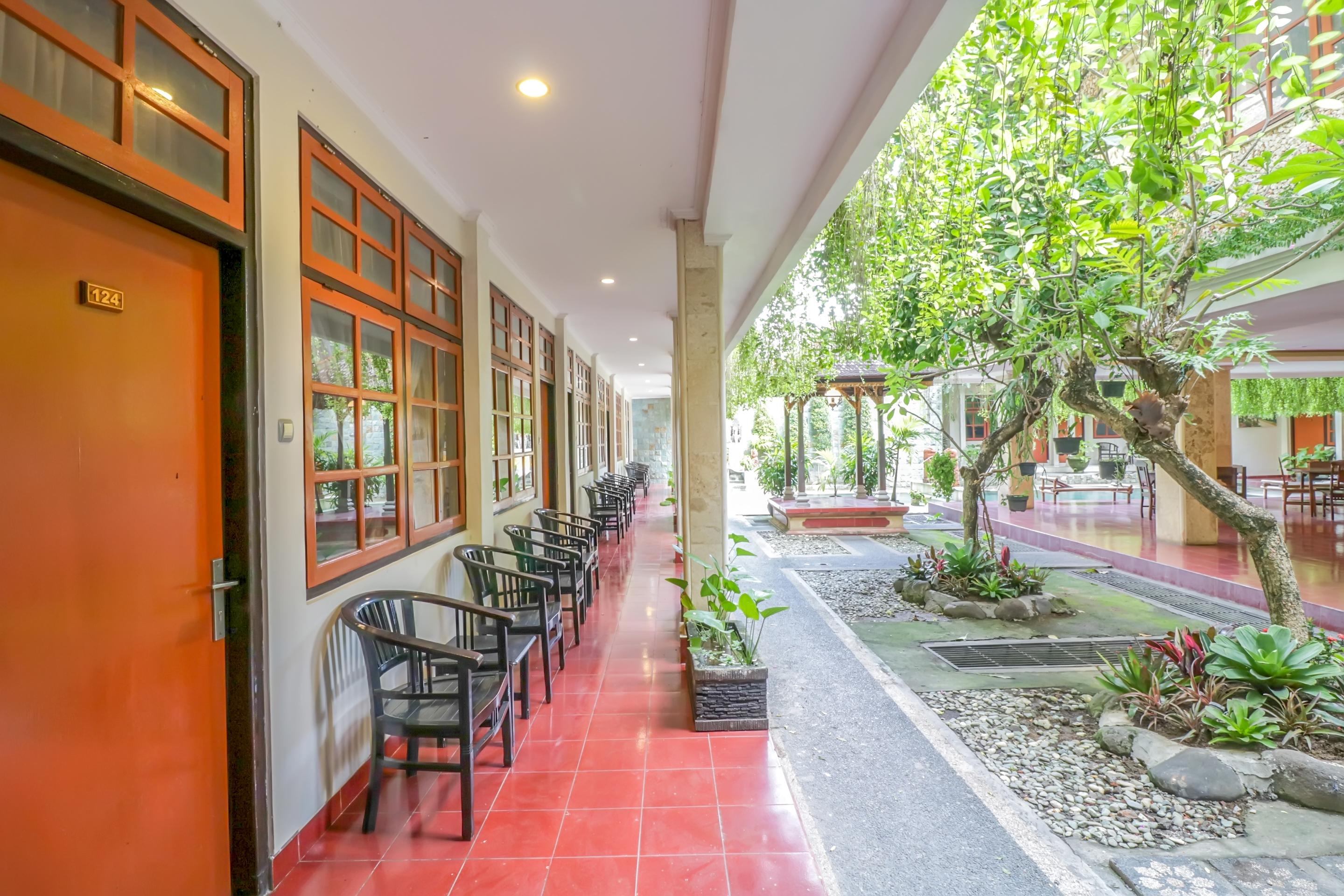Catur Adi Putra Hotel Denpasa Buitenkant foto