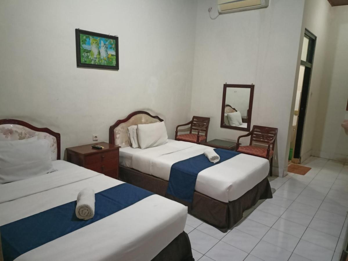 Catur Adi Putra Hotel Denpasa Buitenkant foto