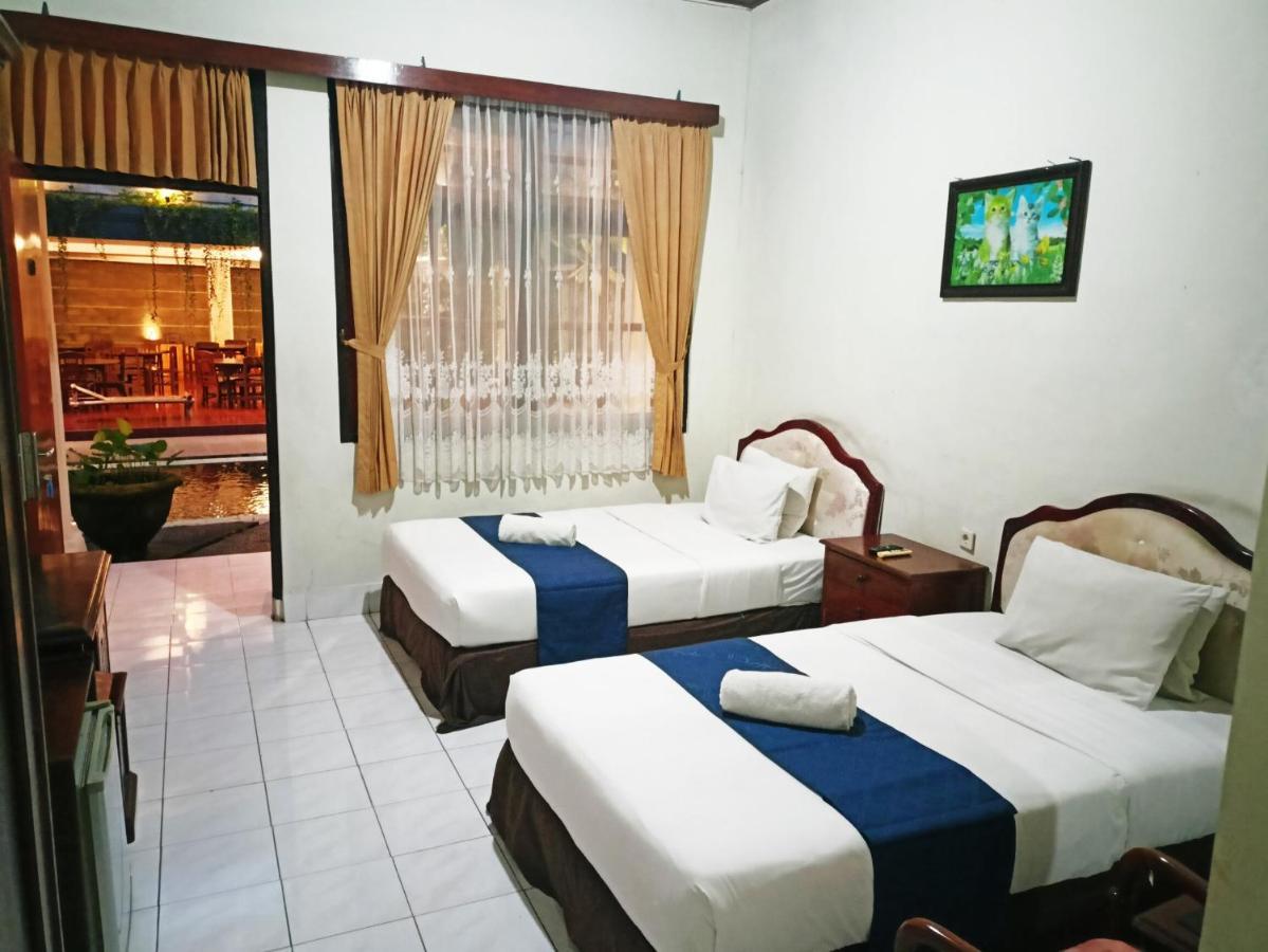Catur Adi Putra Hotel Denpasa Buitenkant foto